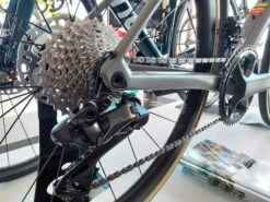 BMC Roadmachine 01 Three Ultegra Di2 Disc 12v Vélo De Course 2022 -Équipement Vélo bmc roadmachine 01 three ultegra di2 disc 12v velo de course 2022 3