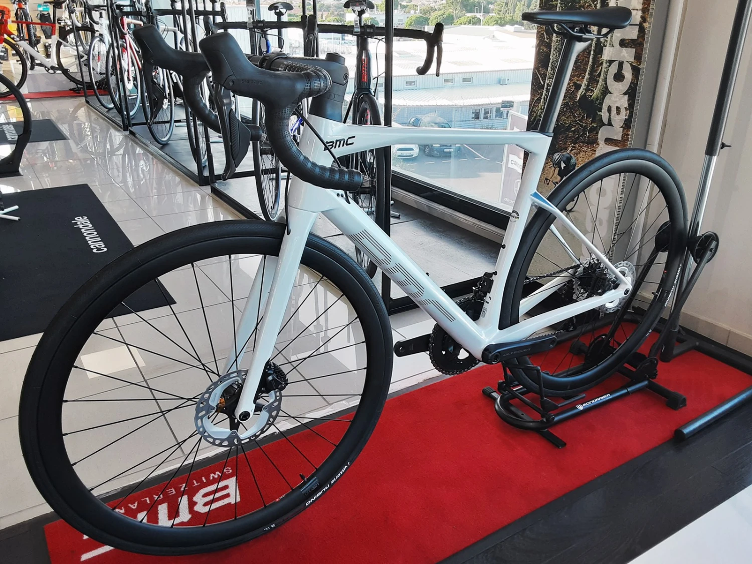 BMC Roadmachine One Ultegra Di2 Disc 12v Vélo De Route 2022 4 BMC Roadmachine One Ultegra Di2 Disc 12v Vélo De Route 2022 – Image 2