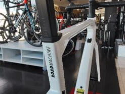 BMC Roadmachine One Ultegra Di2 Disc 12v Vélo De Route 2022 15 BMC Roadmachine One Ultegra Di2 Disc 12v Vélo De Route 2022 -Équipement Vélo bmc roadmachine one ultegra di2 disc 12v velo de route 2022 2