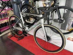 BMC Teammachine SLR01 Four Force AXS Vélo De Course 2023 -Équipement Vélo bmc teammachine slr01 four force axs velo de course 2023 2