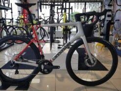 CANNONDALE SuperSix Evo Carbon Ultegra Di2 Mercury Silver / Rally Red 2022 -Équipement Vélo cannondale supersix evo carbon ultegra di2 mercury silver rally red 2022 1