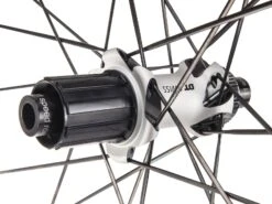 Dt-swiss DT Swiss Roues PR 1600 SPLINE 32 à Disques-pneus -Équipement Vélo dt swiss roues pr 1600 spline 32 a disques pneus 2