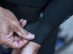 GOBIK Manchettes Légères Haru Pitch Black -Équipement Vélo gobik manchettes legeres haru pitch black 2