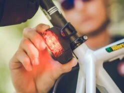 LEZYNE KTV Pro Drive Feu Arrière LED Rouge -Équipement Vélo lezyne ktv pro drive feu arriere led rouge 3