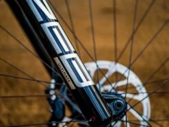 ROCKSHOX Fourche Zeb Ultimate Charger 2.1 RC2 27.5'' Boost 15x110 180mm Déport 44mm -Équipement Vélo rockshox fourche zeb ultimate charger 21 rc2 275 boost 15x110 180mm deport 44mm 2