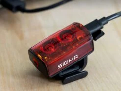 SIGMA Buster 80 RL éclairage Arrière USB / LED 7h D'autonomie -Équipement Vélo sigma buster 80 rl eclairage arriere usb led 7h d autonomie 7