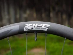 ZIPP 303 Firecrest Disc Roues Carbone 40mm Disque Pneu Tubeless 2023 -Équipement Vélo zipp 303 firecrest roues carbone 40mm disques tubeless 2022 7