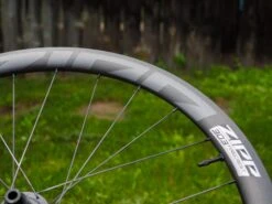 ZIPP 303 Firecrest Disc Roues Carbone 40mm Disque Pneu Tubeless 2023 -Équipement Vélo zipp 303 firecrest roues carbone 40mm disques tubeless 2022 8